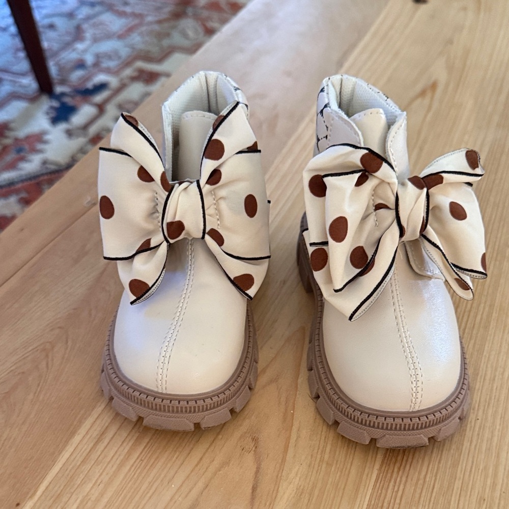 Stylish Cream Kids Boots with Polka Dot Bow